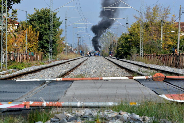 Φωτιές και επεισόδια στις σιδηροδρομικές γραμμές στη Λάρισα - Οργή για το θάνατο 12χρονου