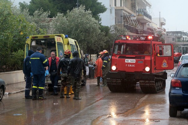 Συγκλονιστικές μαρτυρίες κατοίκων για την καταστροφή στη Δ. Αττική: «Τέτοια καταστροφή έχω να δω από το '99»