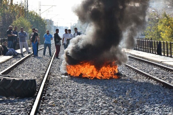 Φωτιές και επεισόδια στις σιδηροδρομικές γραμμές στη Λάρισα - Οργή για το θάνατο 12χρονου