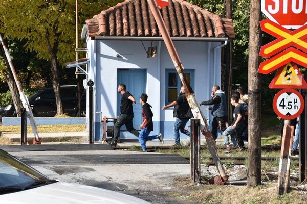 Φωτιές και επεισόδια στις σιδηροδρομικές γραμμές στη Λάρισα - Οργή για το θάνατο 12χρονου