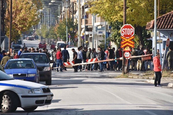 Φωτιές και επεισόδια στις σιδηροδρομικές γραμμές στη Λάρισα - Οργή για το θάνατο 12χρονου