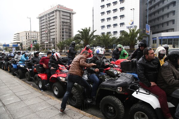 Οι Κρητικοί με τις γουρούνες τους στο Υπουργείο