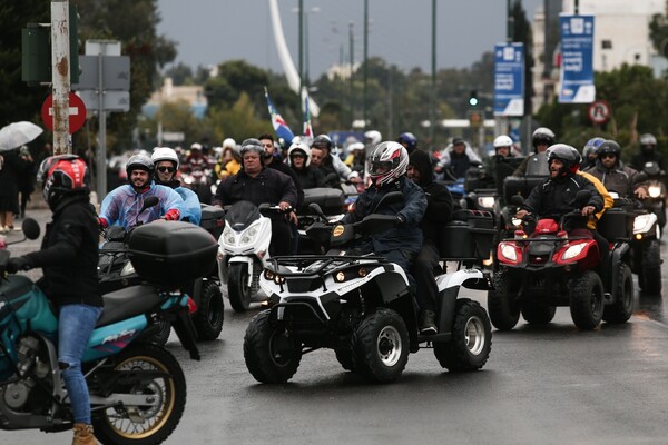 Οι Κρητικοί με τις γουρούνες τους στο Υπουργείο