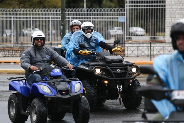 Οι Κρητικοί με τις γουρούνες τους στο Υπουργείο