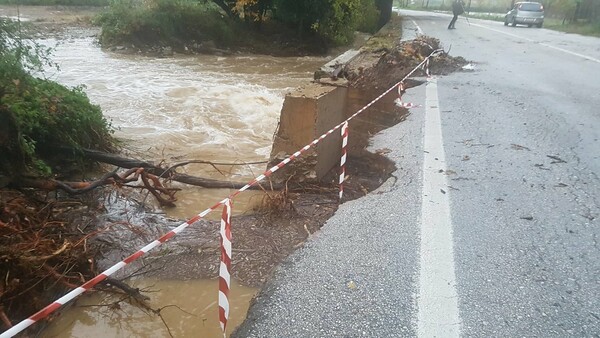 Σφοδρή κακοκαιρία στη Λάρισα: Πλημμύρισαν σπίτια και κινδύνεψαν δύο άνθρωποι