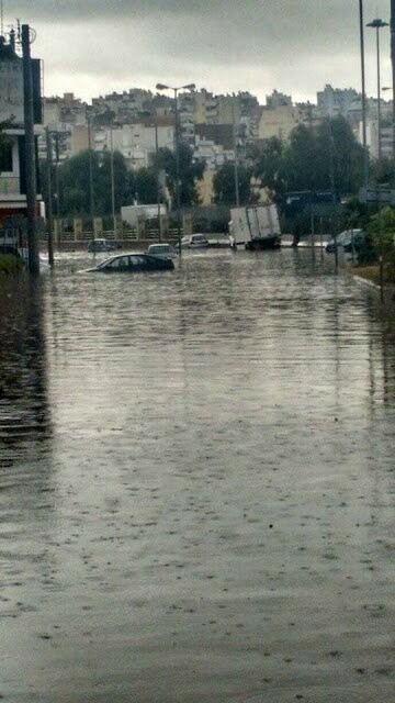 Χάος μέσα σε λίγα λεπτά στο Κερατσίνι - Παρασύρθηκαν αυτοκίνητα και οι δρόμοι έγιναν ποτάμια