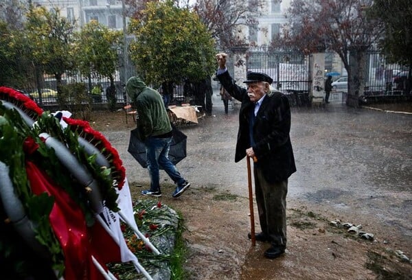 Συγκλονίζει ο Μανώλης Γλέζος: Υπό καταρρακτώδη βροχή και με υψωμένη γροθιά κατέθεσε στεφάνι στο Πολυτεχνείο