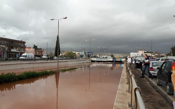 Μεγάλες καταστροφές στη Μάνδρα Αττικής από την κακοκαιρία