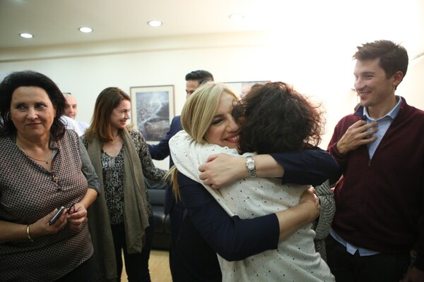 Αγκαλιές, φιλιά και γλέντια στην Χαριλάου Τρικούπη για τη νίκη της Φώφης
