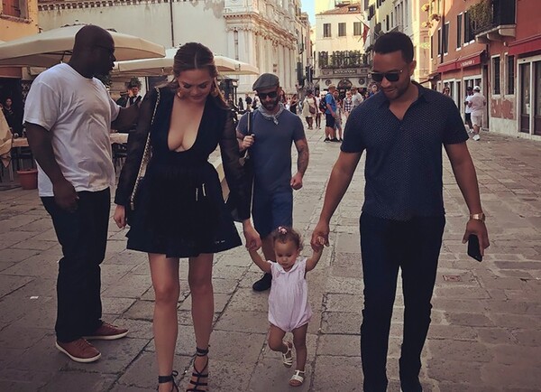 Chrissy Teigen και John Legend περιμένουν το δεύτερο παιδί τους και το ανακοίνωσαν με τον πιο τρυφερό τρόπο