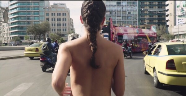 Μια γυμνή γυναίκα τρέχει στο κέντρο της Αθήνας, σαν να μην συμβαίνει τίποτα [NSFW]