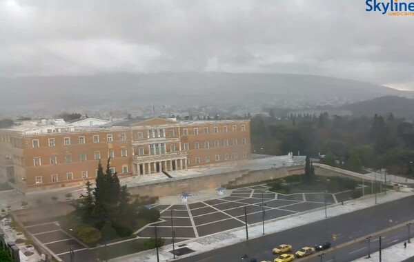 Σφοδρή καταιγίδα τώρα στην Αθήνα