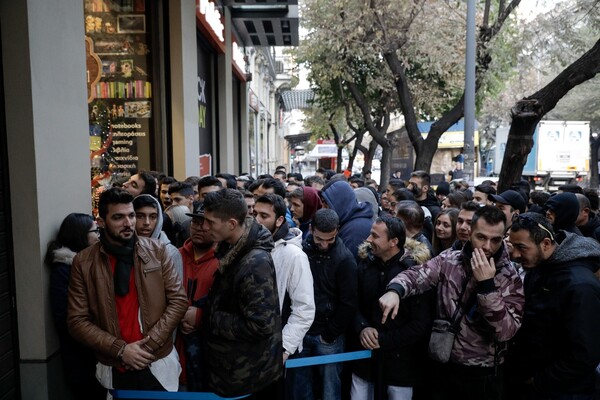 Χαμός στη Θεσσαλονίκη για την Μαύρη Παρασκευή - Ουρές, στρίμωγμα και κοπάνα από το σχολείο