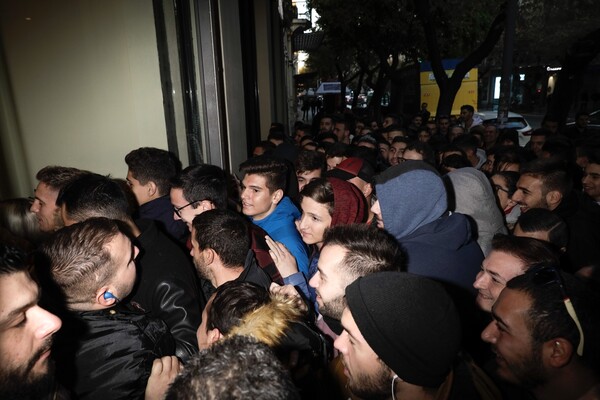 Χαμός στη Θεσσαλονίκη για την Μαύρη Παρασκευή - Ουρές, στρίμωγμα και κοπάνα από το σχολείο