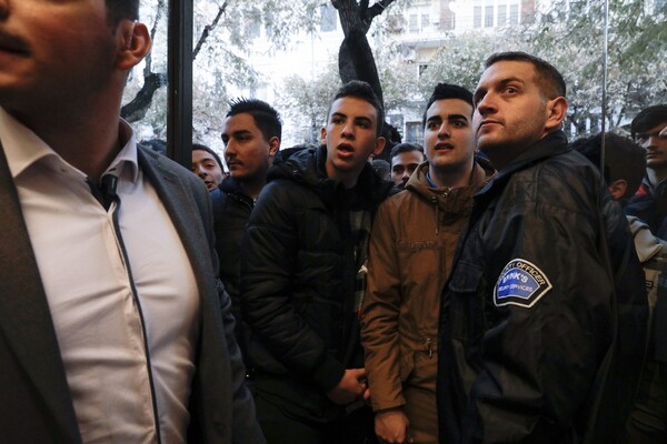 Χαμός στη Θεσσαλονίκη για την Μαύρη Παρασκευή - Ουρές, στρίμωγμα και κοπάνα από το σχολείο