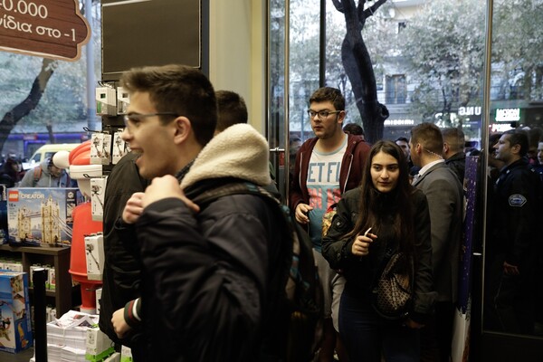 Χαμός στη Θεσσαλονίκη για την Μαύρη Παρασκευή - Ουρές, στρίμωγμα και κοπάνα από το σχολείο