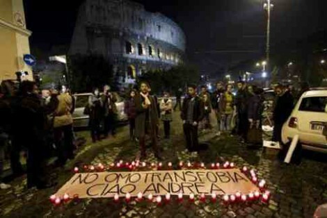 Σκηνές απ' τις συγκεντρώσεις για την αυτοκτονία του «Αγοριού με το ροζ παντελόνι»