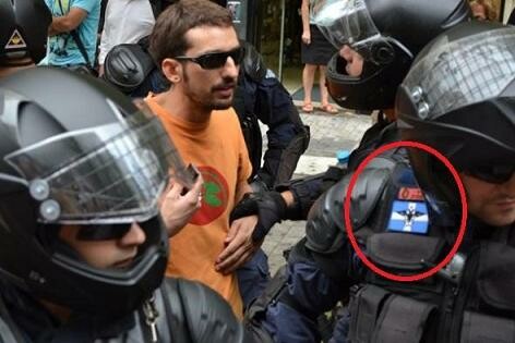 Είναι αυτά τα διακριτικά της αστυνομίας;