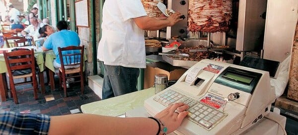 Σε ισχύ από σήμερα το «δεν πληρώνω, χωρίς απόδειξη»