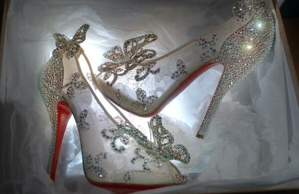 Ο Christian Louboutin παρουσίασε το γοβάκι της Σταχτοπούτας