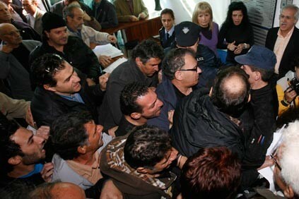 Κύπρος: Κάτοχοι αξιογράφων εισέβαλλαν στη βουλή
