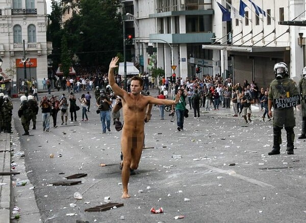 Νεαρός έτρεχε γυμνός στο Σύνταγμα για να... χαιρετήσει τη Μέρκελ