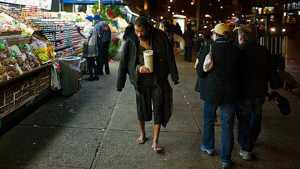 Ξυπόλητος ξανά ο άστεγος της Νέας Υόρκης
