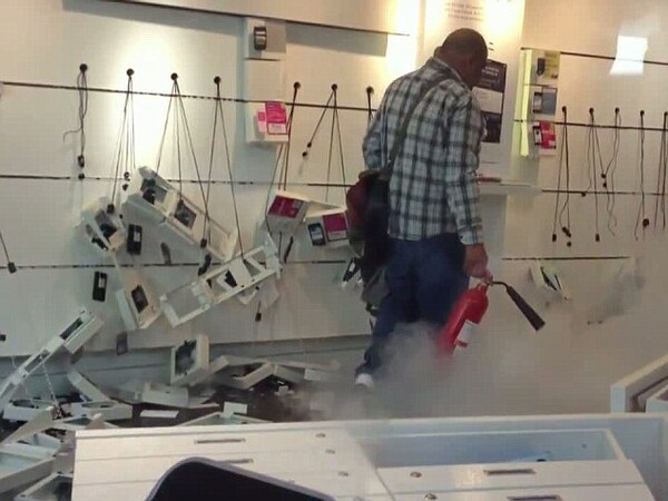 Πελάτης καταστρέφει κατάστημα κινητής (video)