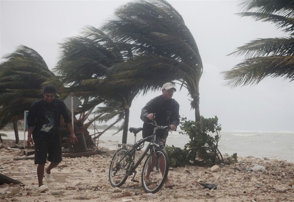 Ο φονικός τυφώνας Ερνέστο εξακολουθεί να πλήττει το Μεξικό