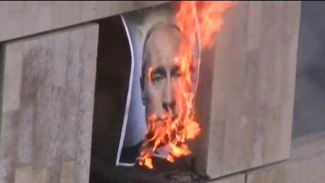 Νέο βίντεο από τις Pussy Riot καίει τον Πούτιν