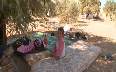 Οι εγκλωβισμένοι σύροι πρόσφυγες περιμένουν...