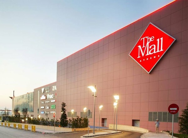 Έκρηξη με δύο τραυματίες στο Mall