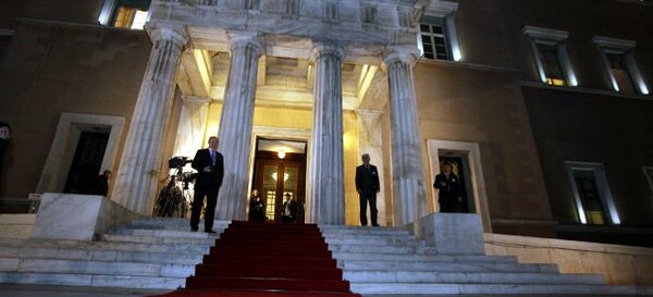 Με κλονισμένη τη συγκυβέρνηση και διαλυμένο το ΠΑΣΟΚ πέρασε το μνημόνιο με 153 ψήφους