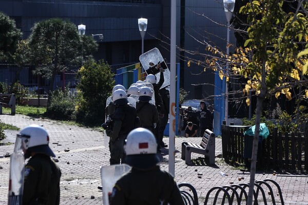 Η ΚΝΕ καταγγέλλει «απρόκλητη» επίθεση των ΜΑΤ κατά φοιτητών στο υπουργείο Παιδείας