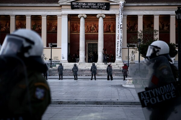 Ένταση στα Προπύλαια μεταξύ ΜΑΤ και αντιεξουσιαστών στην πορεία για τον Γρηγορόπουλο