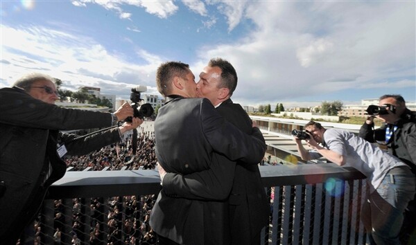Τελέσθηκε ο πρώτος γάμος μεταξύ ομοφυλοφίλων στη Γαλλία