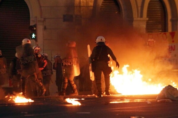 Επεισόδια στην Αθήνα - Μολότοφ, φωτιές και οδοφράγματα στα Εξάρχεια
