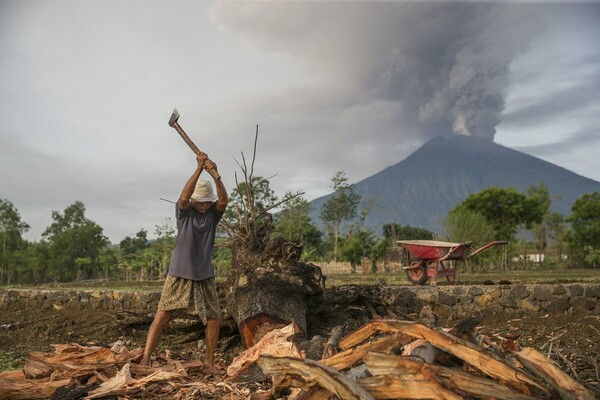 Μπαλί: Πάνω από 40.000 άνθρωποι εγκατέλειψαν τα σπίτια τους λόγω του ηφαιστείου Αγκούνγκ