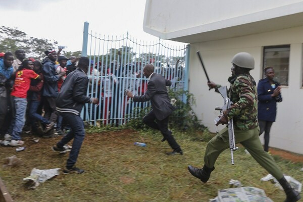 Ορκίστηκε πρόεδρος της Κένυας ο Ουχούρου Κενυάτα - Καταστολή διαδηλωτών με δακρυγόνα και αντλίες νερού