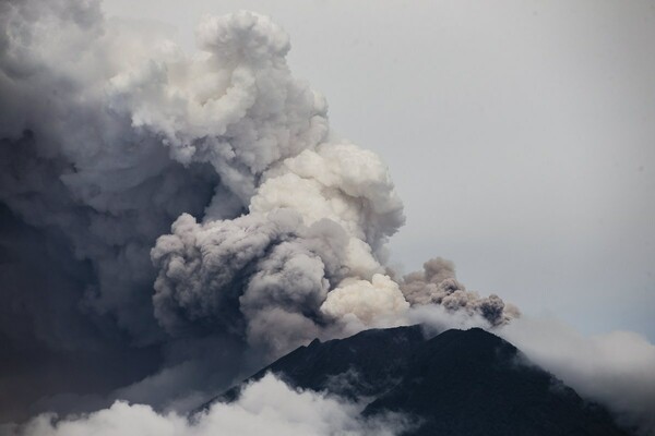 Μπαλί: Στάχτες από το ηφαίστειο έχουν σκεπάσει την περιοχή - Το «χάος» παραμένει