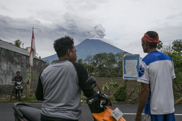 Μπαλί: Στάχτες από το ηφαίστειο έχουν σκεπάσει την περιοχή - Το «χάος» παραμένει