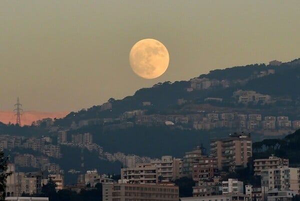 Η Σούπερ Σελήνη ανατέλλει - Εντυπωσιακές οι πρώτες φωτογραφίες από την μεγαλύτερη πανσέληνο του 2017