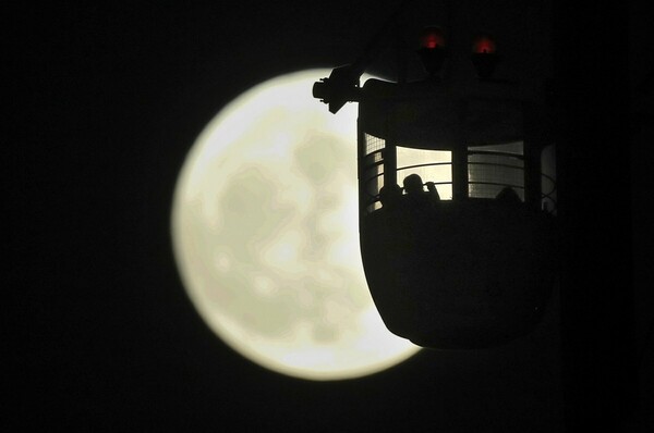 Η Σούπερ Σελήνη ανατέλλει - Εντυπωσιακές οι πρώτες φωτογραφίες από την μεγαλύτερη πανσέληνο του 2017