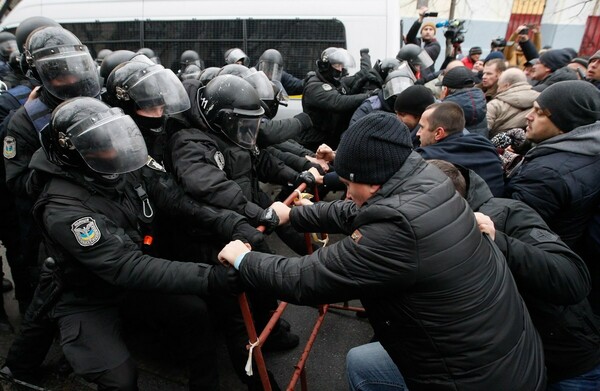 Σκηνές χάους στο Κίεβο: Οπαδοί του Σαακασβίλι όρμησαν στους αστυνομικούς και τον απελευθέρωσαν
