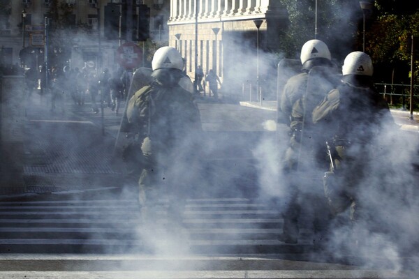 Μολότοφ και οδοφράγματα στα Προπύλαια στην πορεία για τον Γρηγορόπουλο