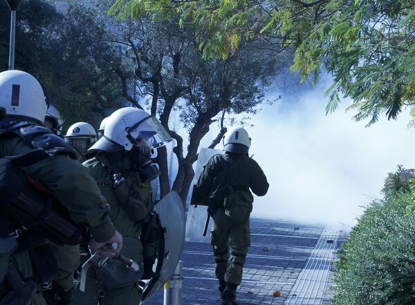 Μολότοφ και οδοφράγματα στα Προπύλαια στην πορεία για τον Γρηγορόπουλο