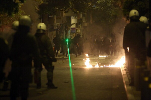 Μολότοφ, φωτιές, προσαγωγές και οδομαχίες στα Εξάρχεια - Φωτογραφίες από τα σοβαρά επεισόδια