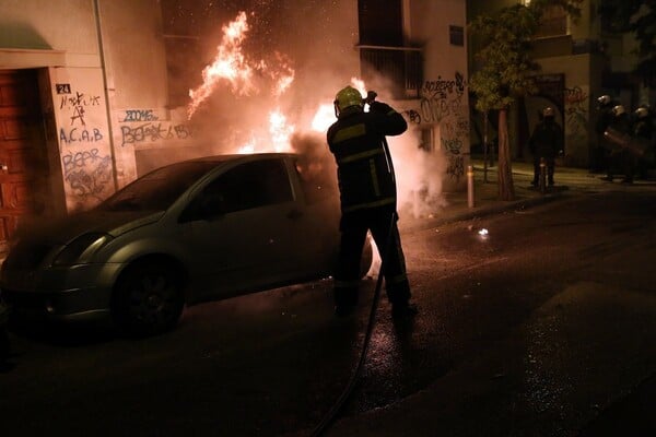 Επεισόδια στην Αθήνα - Μολότοφ, φωτιές και οδοφράγματα στα Εξάρχεια