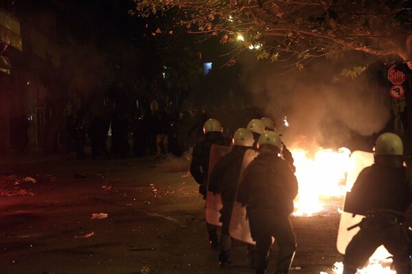 Μολότοφ, φωτιές, προσαγωγές και οδομαχίες στα Εξάρχεια - Φωτογραφίες από τα σοβαρά επεισόδια