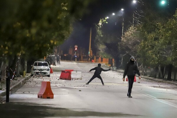 Μολότοφ, φωτιές, προσαγωγές και οδομαχίες στα Εξάρχεια - Φωτογραφίες από τα σοβαρά επεισόδια